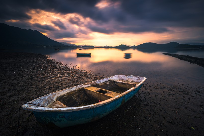 停留湖泊的小船唯美夕阳美景图片第1张