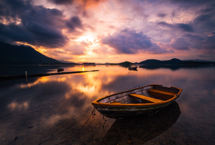 停留湖泊的小船唯美夕阳美景图片第5张