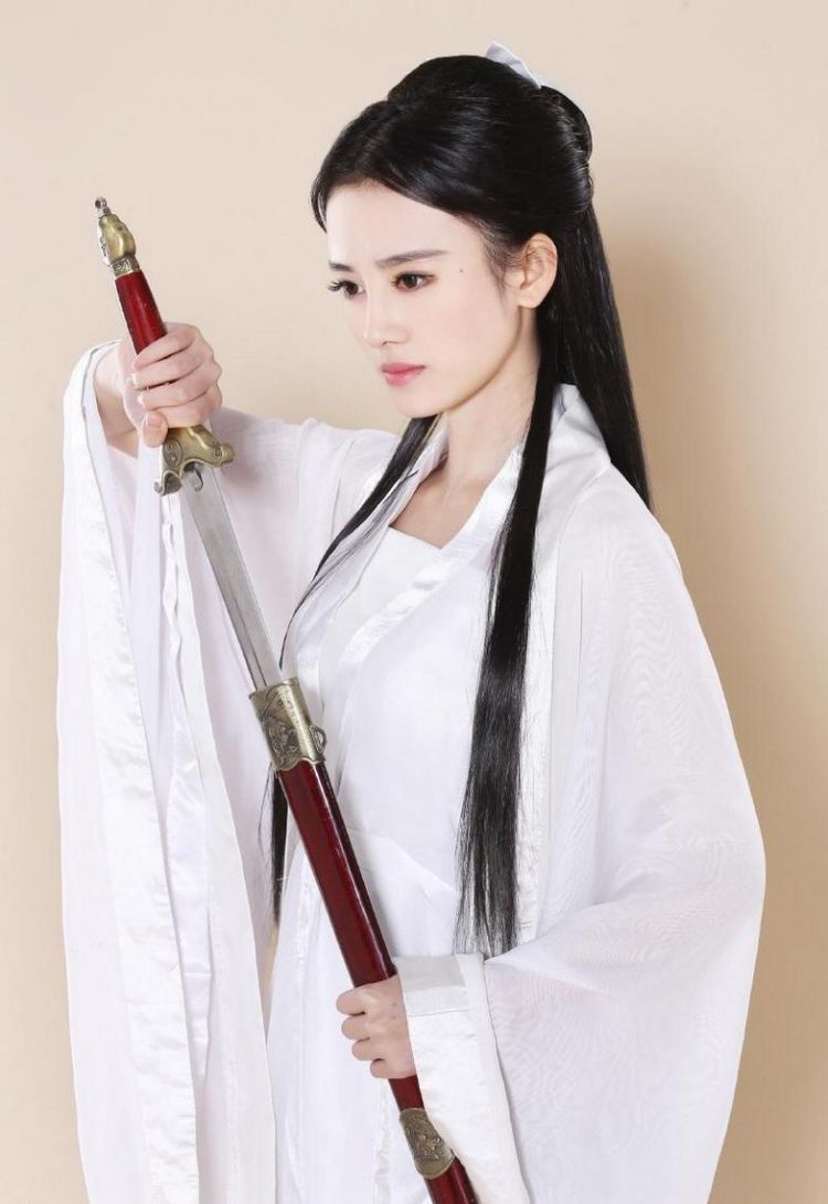 鞠婧祎早期小龙女白衣古装造型温婉清秀写真图片第5张