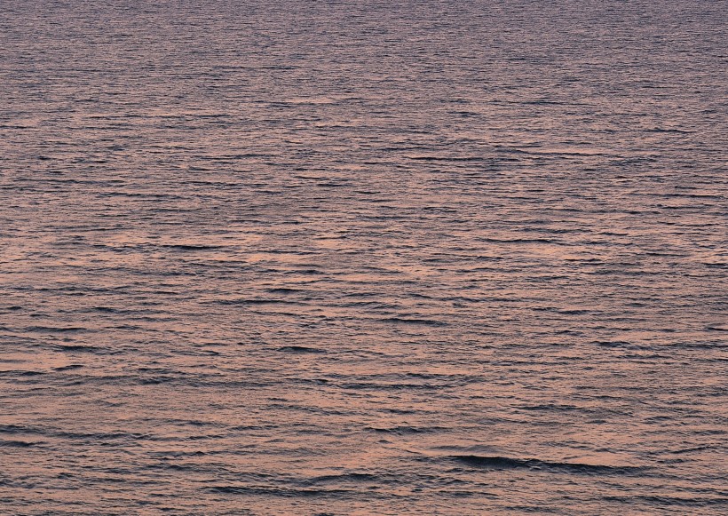 夕阳下波光粼粼的海面唯美高清风景图片第1张
