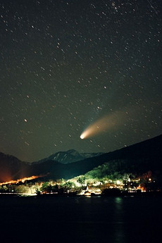 一刹那的美丽划过星空的彗星图片
