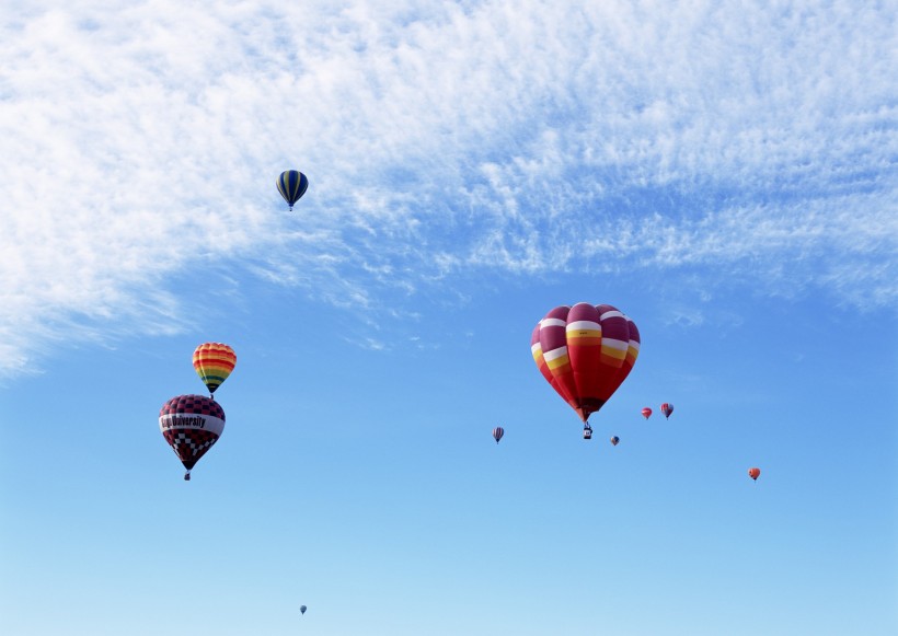 享受自由翱翔蓝天的热气球图片第4张