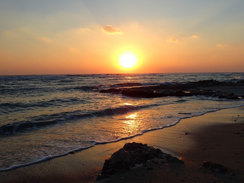 海平线上升起落下的太阳·唯美日出日落风景图片第1张