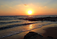 海平线上升起落下的太阳·唯美日出日落风景图片