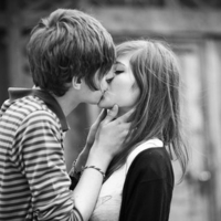 超甜蜜的欧美情侣亲吻头像图片第16张