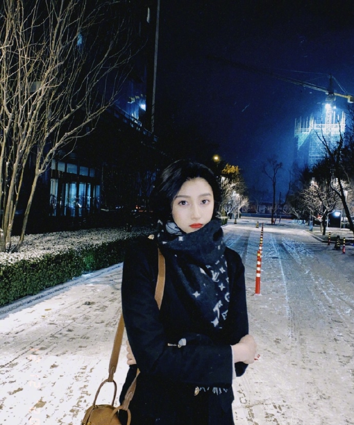 关晓彤夜晚街头雪中漫步气质图片大全第2张