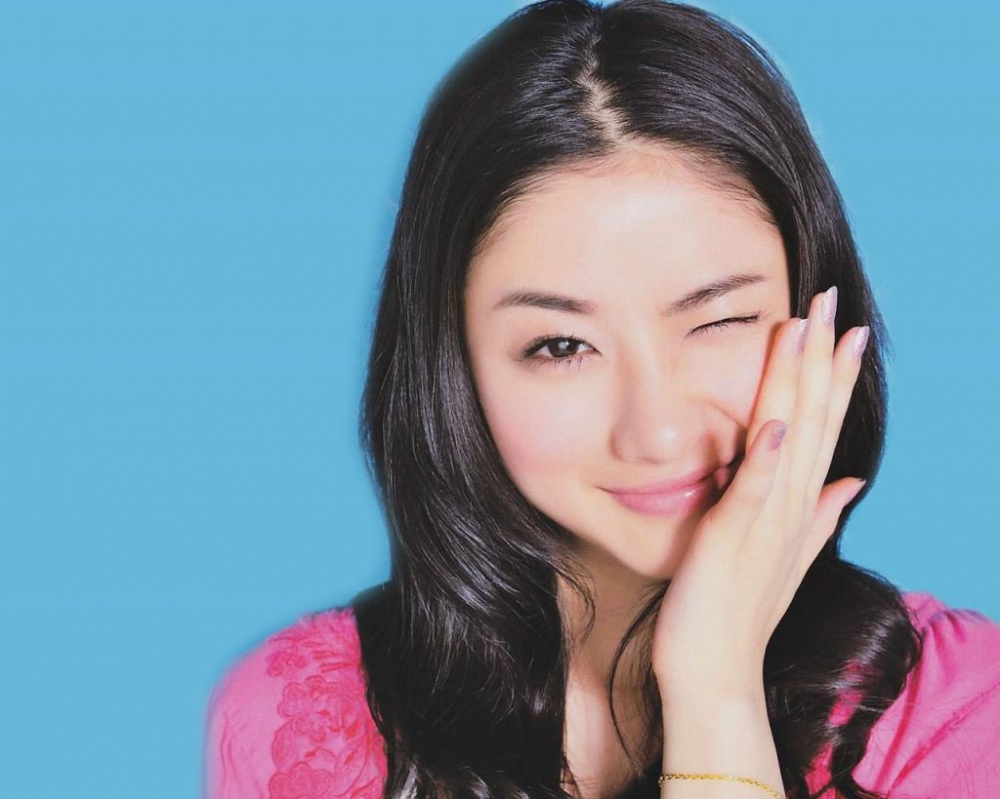日本美女明星石原里美标志的治愈系笑容写真图片第9张