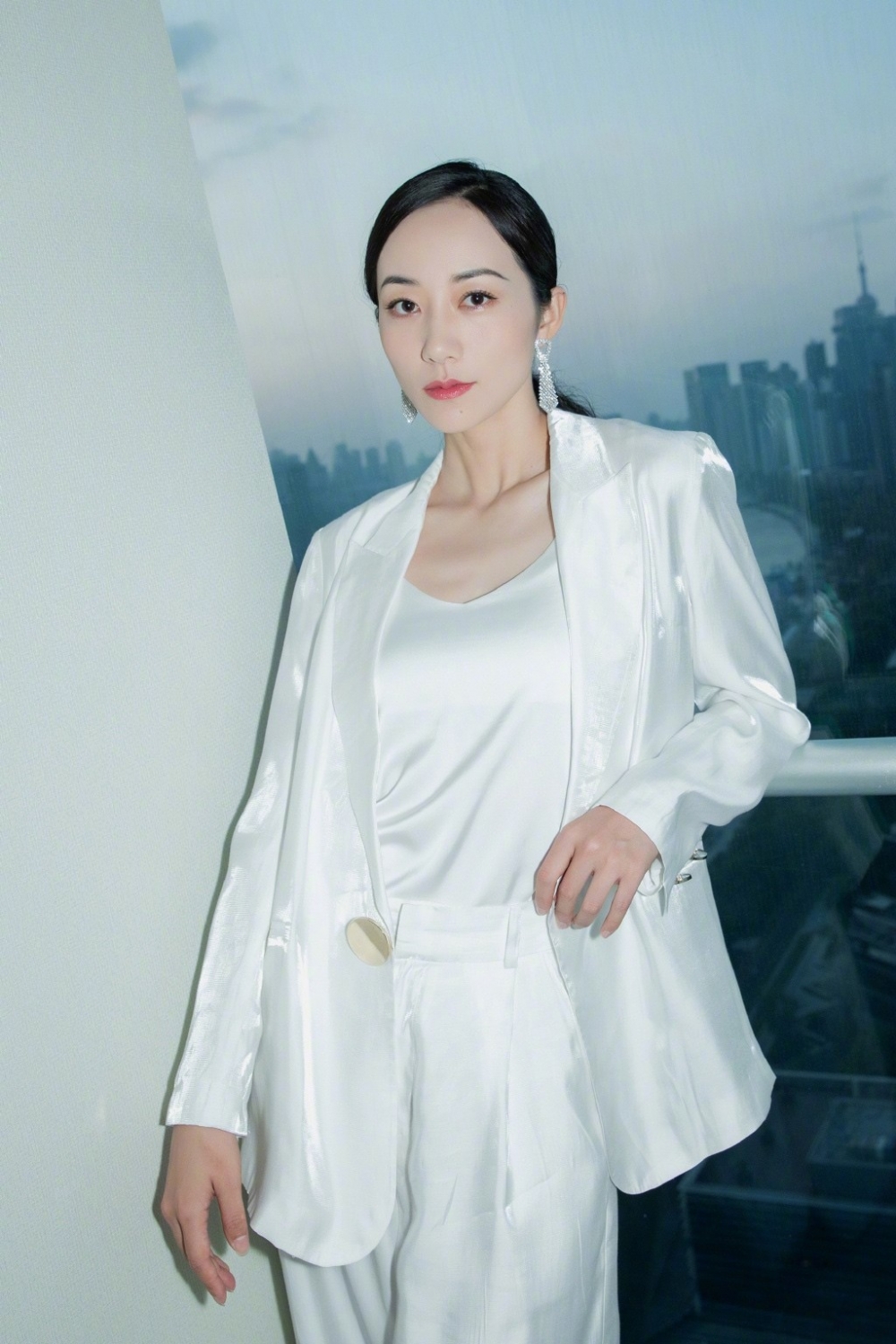 韩雪白色西装套装率性干练女神范十足高清写真图片第3张