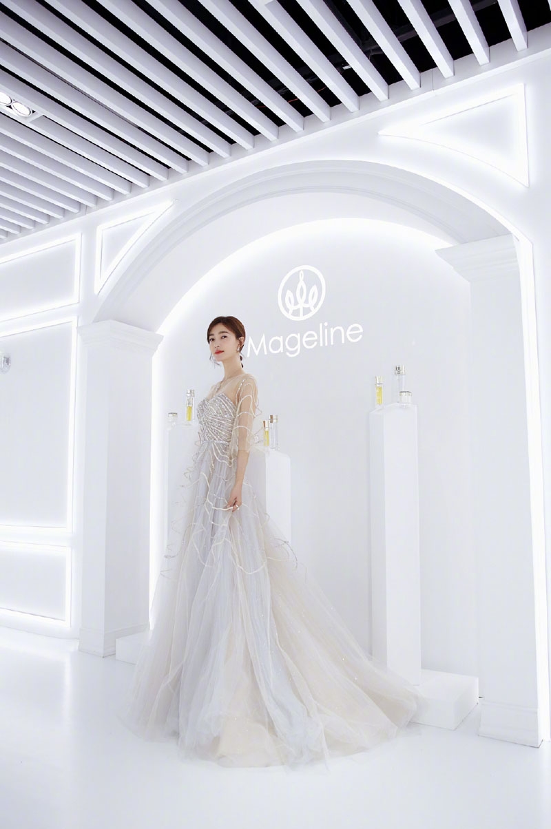 王丽坤白裙优雅大气女神范十足的时尚活动图片第6张