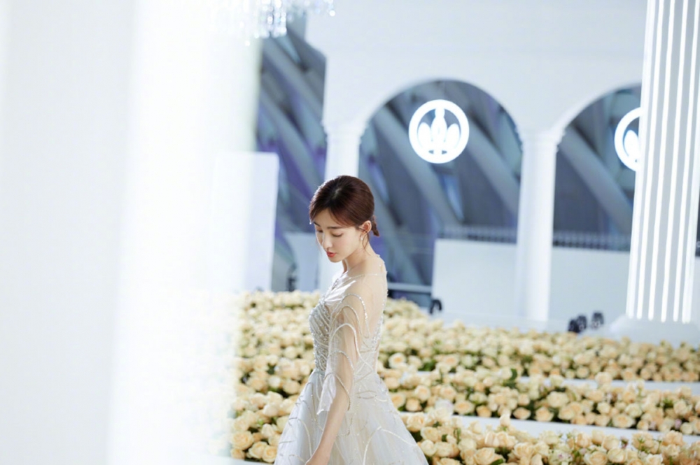 王丽坤白裙优雅大气女神范十足的时尚活动图片第5张