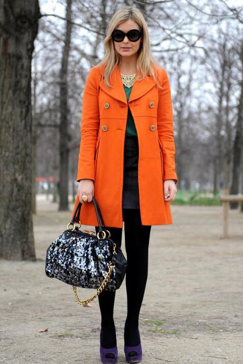 女生橘色外套怎么搭配好看？