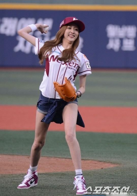 韩国女组合bestie罗海灵热裤长腿翘臀图片第10张