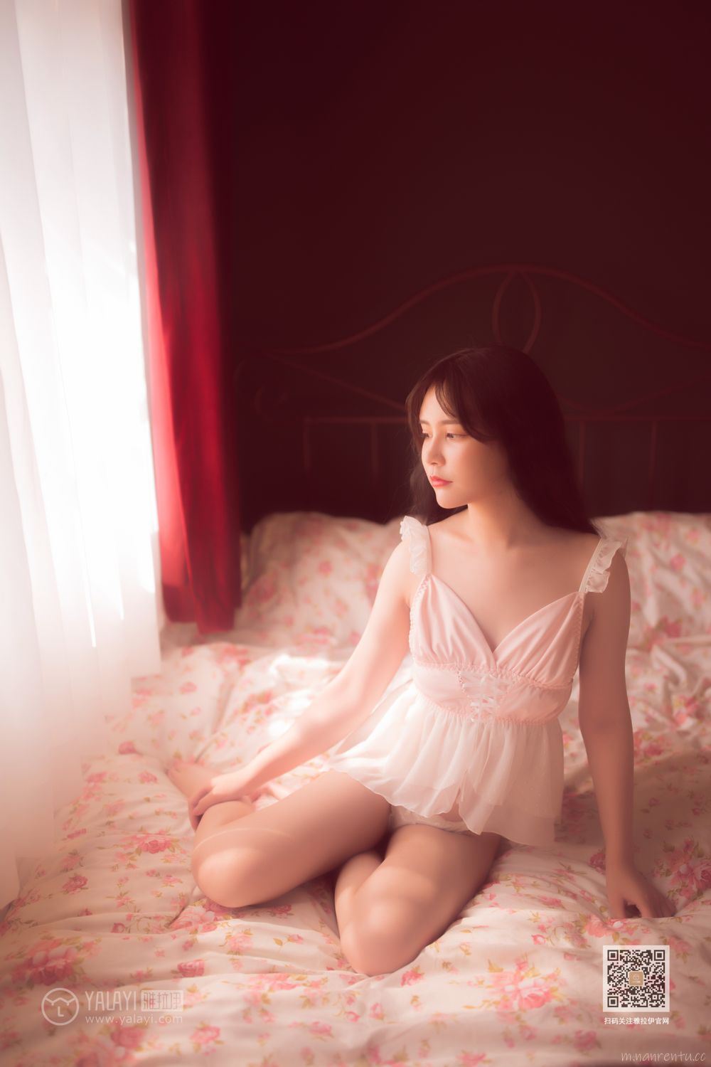 韩风白嫩性感诱惑美女吊带裙床上高清摄影图片第3张