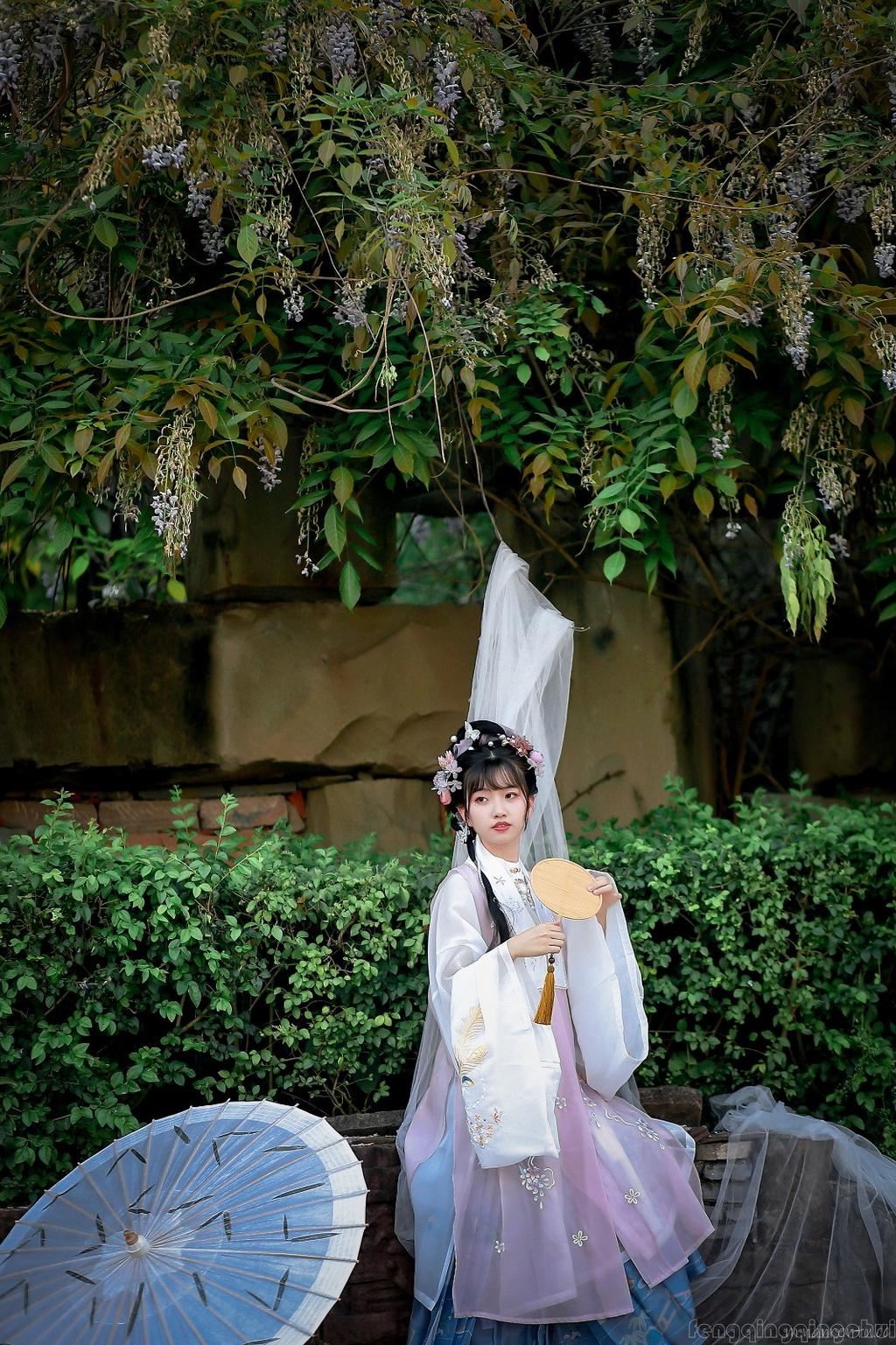 执罗扇带纸伞的汉服美女树下裙摆飞舞迷人古风唯美写真图片第5张