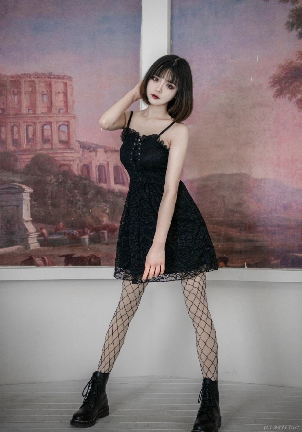 热辣性感夜店风的短发美女黑色短裙酷美写真图片第1张