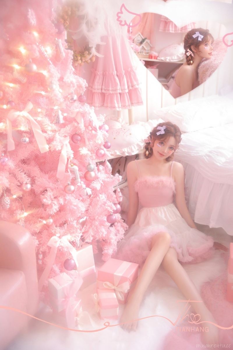 梦幻粉色公主风的吊带短裙美女唯美写真图片第6张