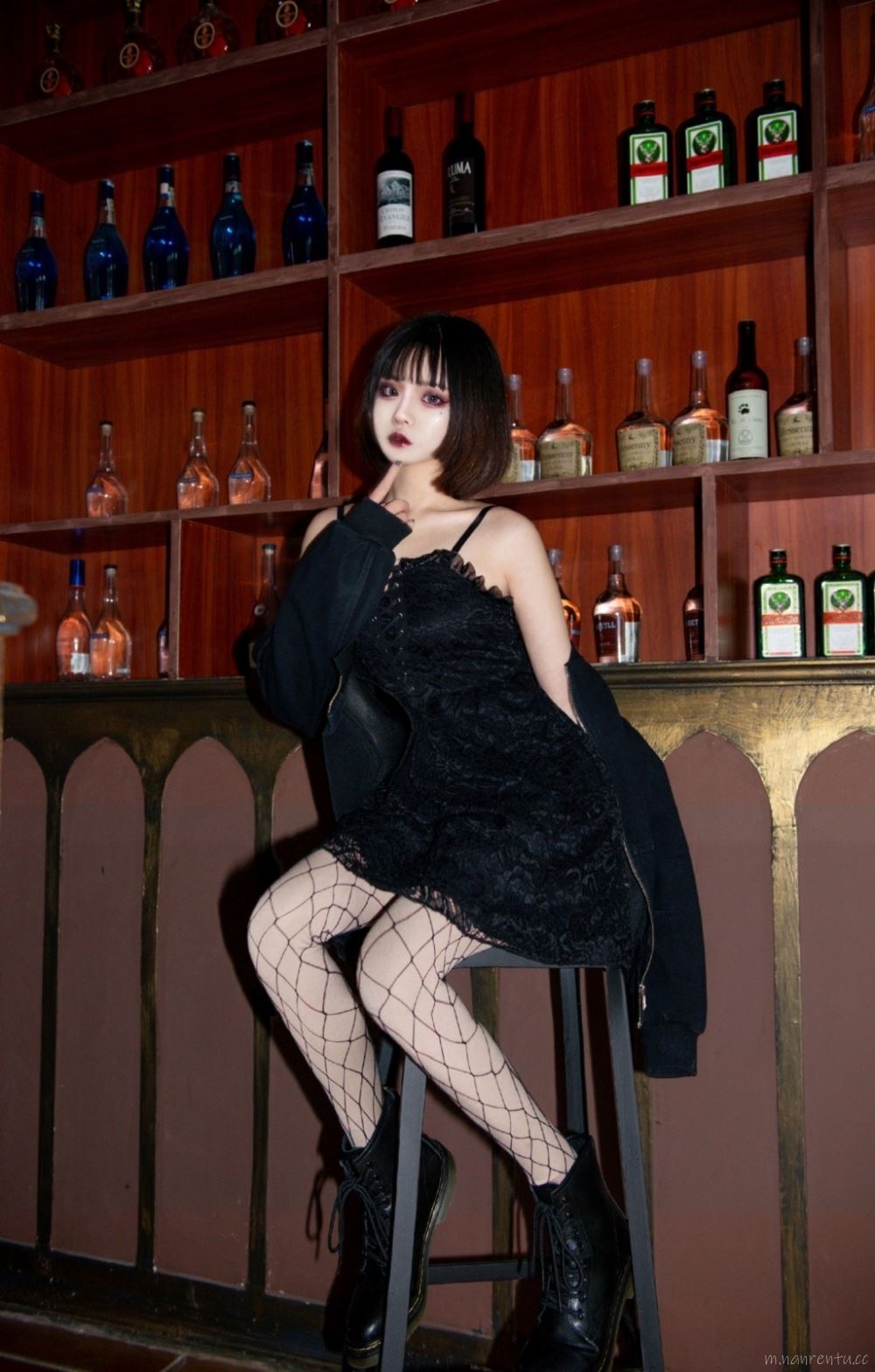 热辣性感夜店风的短发美女黑色短裙酷美写真图片第3张