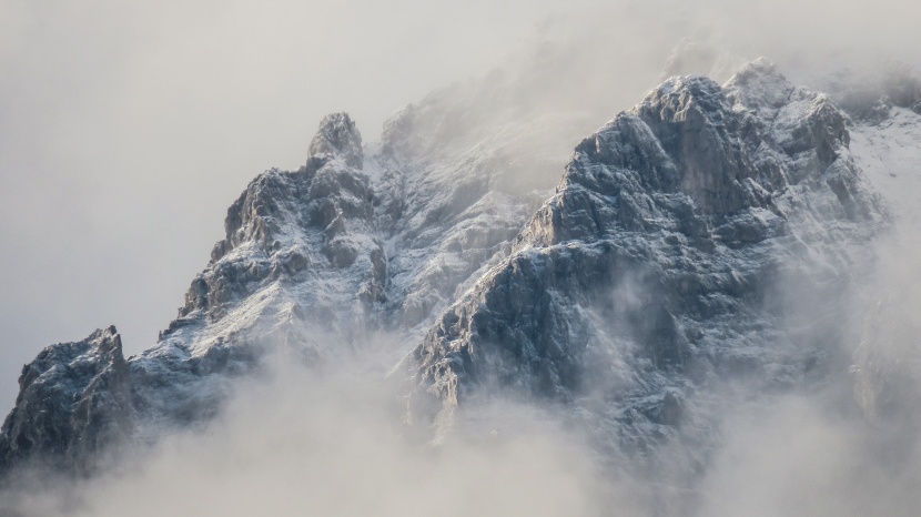 风中扬起白雾的冬日雪山风景图片第13张