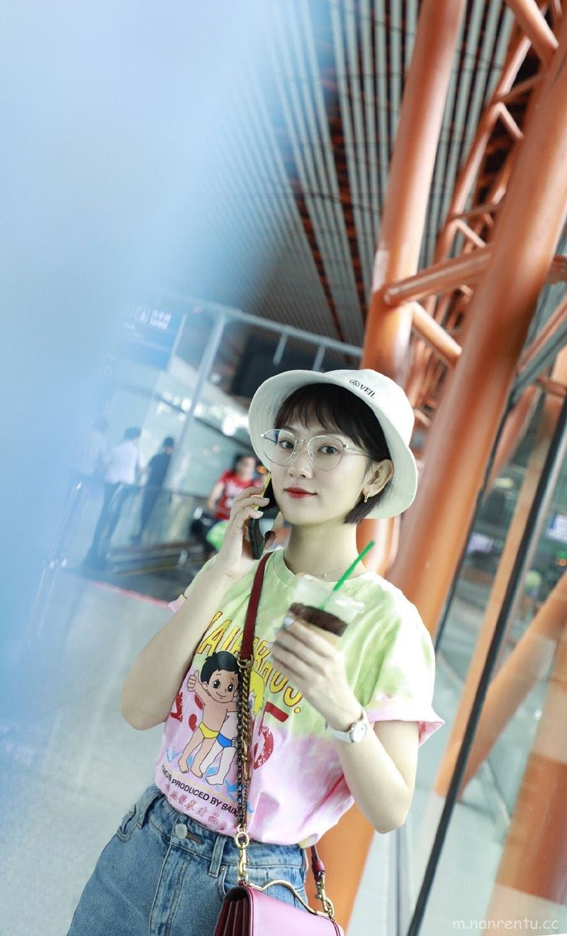 美女演员孙艺宁清新休闲机场穿搭合集图片第4张