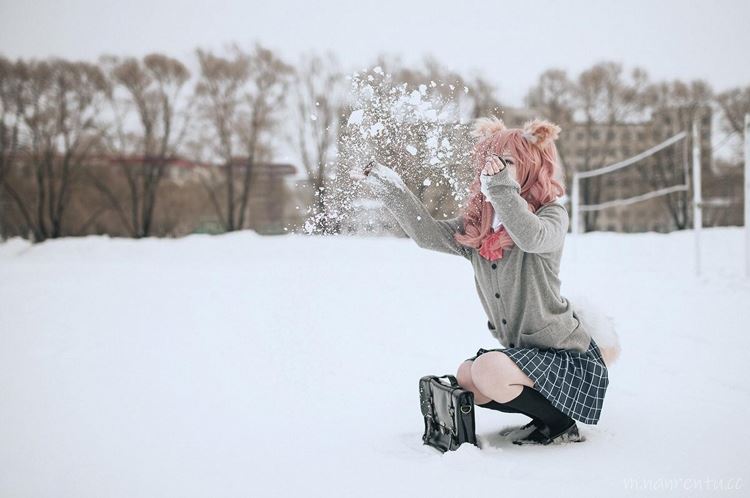 可爱的粉色双马尾兽耳娘美女雪中操场写真图片第7张