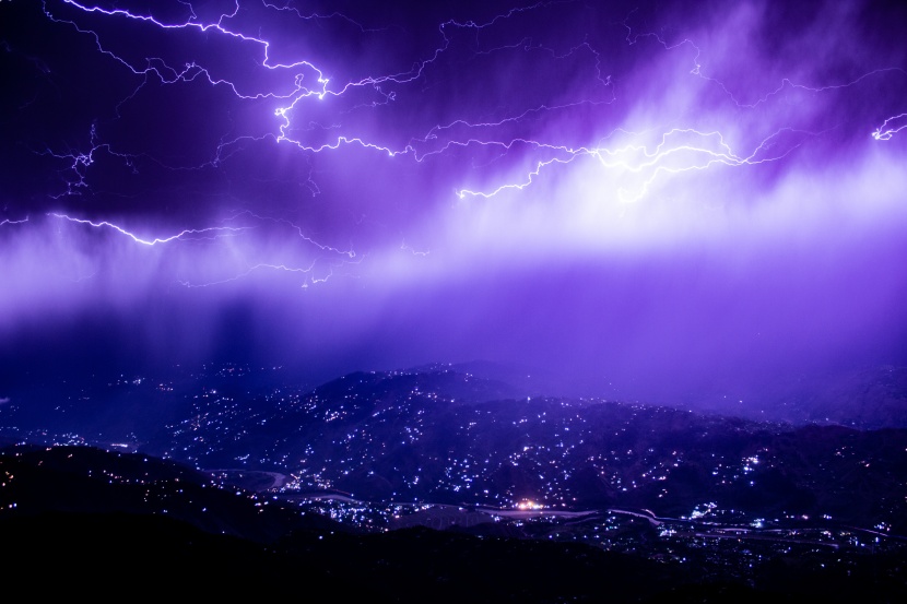 划破城市夜空的闪电真实震撼风景图片第10张