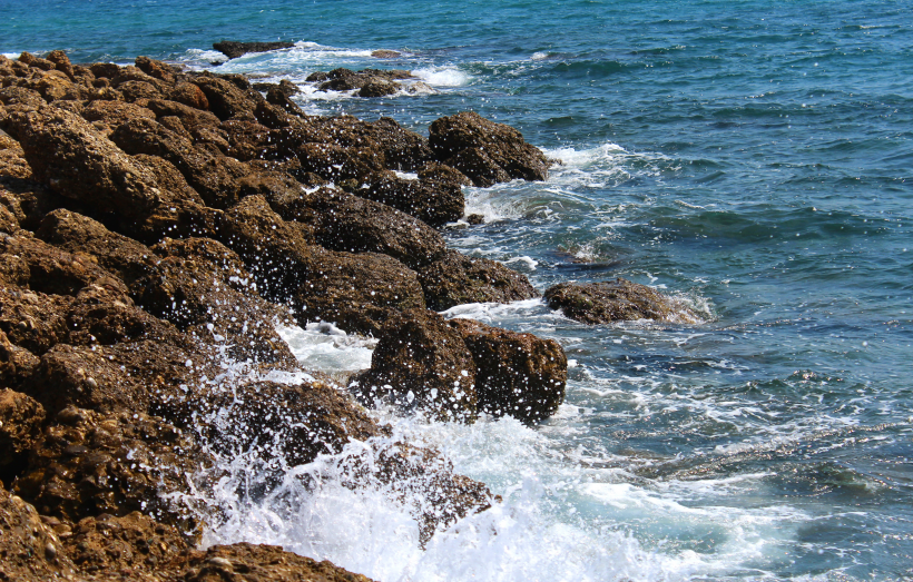 海边礁石海岸自然风景图片（海里的礁石图片美景）第1张