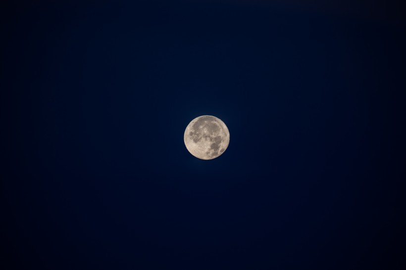 夜空中圆圆的月亮像-夜空月亮图片大全真实照片第6张