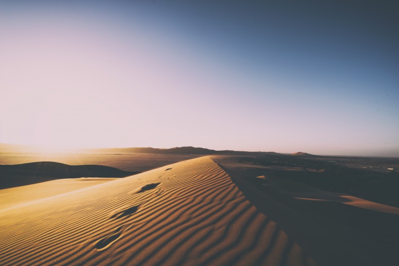 荒凉的沙漠图片 沙漠干涸图片第1张