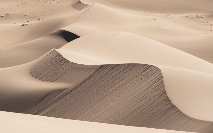 只有荒凉的沙漠图片（关于沙漠的图片）第1张
