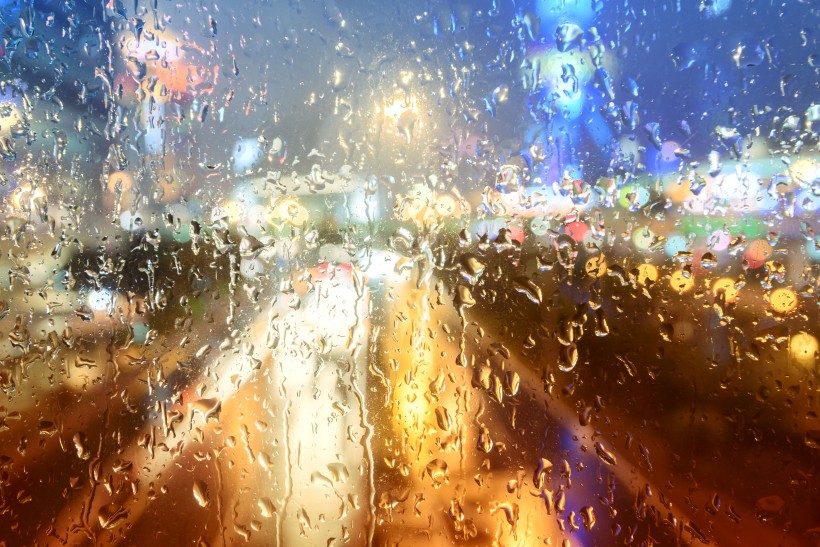 车窗外模糊的风景图片-窗外雨天的图片第3张