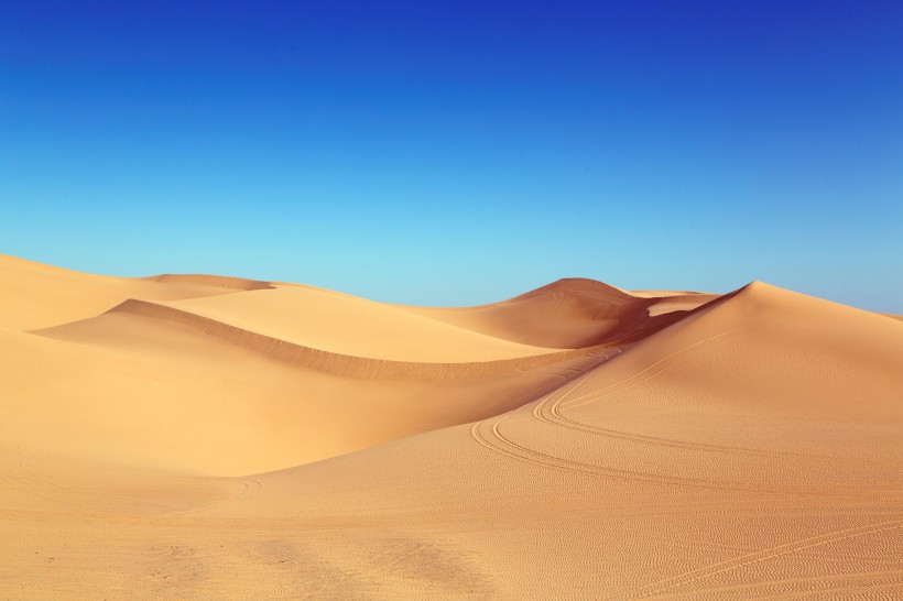 无边无际的沙漠图片 沙漠里的图片第1张