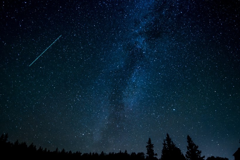 夜晚绚丽的星空美景图片-美丽的星空图片第3张