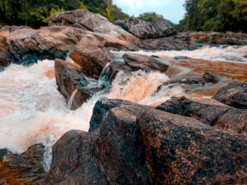 溪流石头图片|山里小溪流的图片第3张