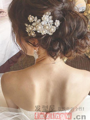 戴花环的发型:头戴花环的卷发新娘发型 戴花环的新娘发型图片