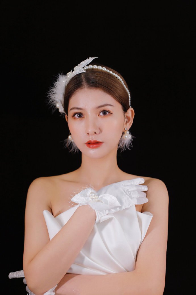 羽毛和珍珠点缀的流行新娘发型图片 羽毛和珍珠点缀的流行新娘发型是什么