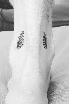 个性时尚的脚跟翅膀纹身图片