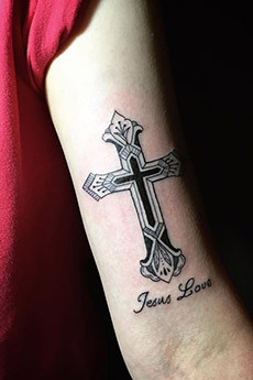 好看的手臂十字架纹身图片