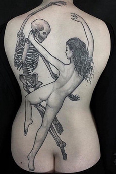 个性创意简约时尚的骷髅背部纹身图片