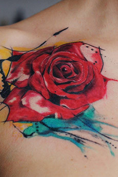 性感锁骨红玫瑰纹身图案女