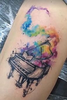 大腿钢琴纹身小图案