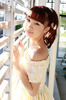 日本美女米色长裙子清纯写真图片