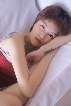短发纹身性感妩媚美女诱人床上私房照图片