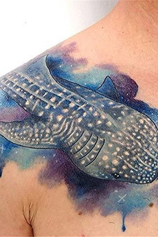 肩膀蓝色鲸鱼纹身图案