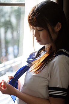 日本巨乳美女学生妹梦乃爱华大胆室内写真图片
