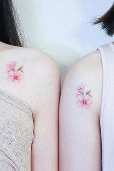 唯美好看的肩膀女生桃花纹身图案