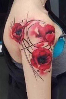 唯美的美女肩膀玫瑰花纹身图案