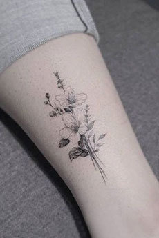 女生小腿清新花朵纹身图片