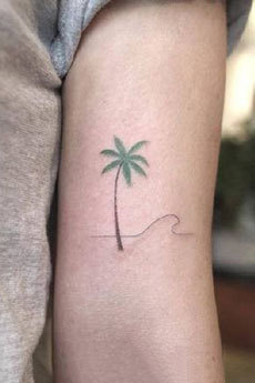 手臂绿色椰树纹身图片