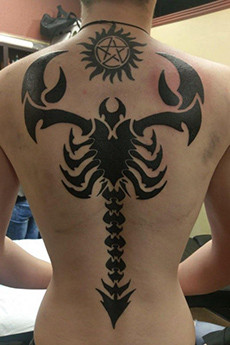 后背蝎子背纹身图片