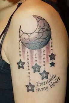 女生上臂的月亮纹身艺术图片